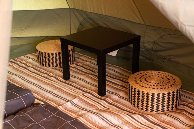 帳篷內小桌椅