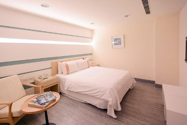 Kiwi Express Hotel - Kaohsiung Station-Standard Double Room - no window-2