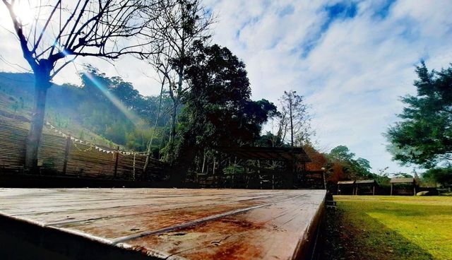 高台區-兩帳包區(旁有空心磚及柱子可以固定營繩)
