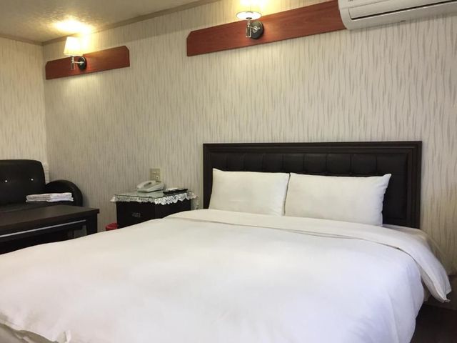 King Lo Tung Hotel-Standard Double Room-1