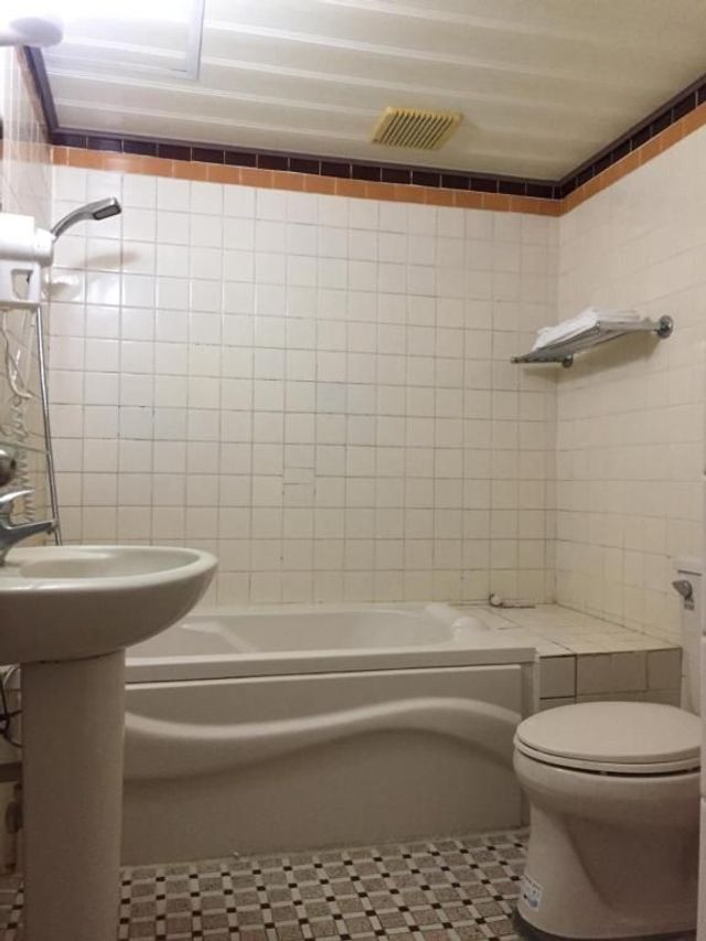 King Lo Tung Hotel-Quadruple Room-6