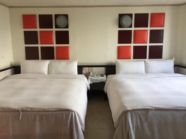 King Lo Tung Hotel-Family Room-2