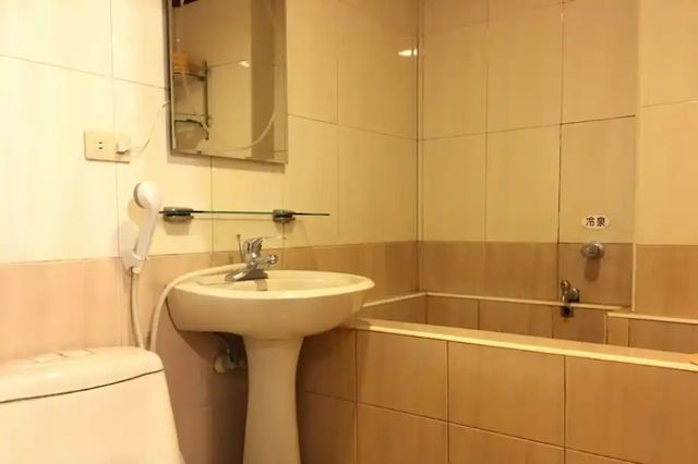 Jin Hua Cold Spring Hotel-Economy Twin Room (Free Bubble Cold/Hot Spring in Room)-5