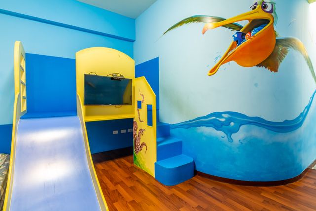 Funny Eggs Guest House-Superior Quad Room with Bathtub-Underwater World-5