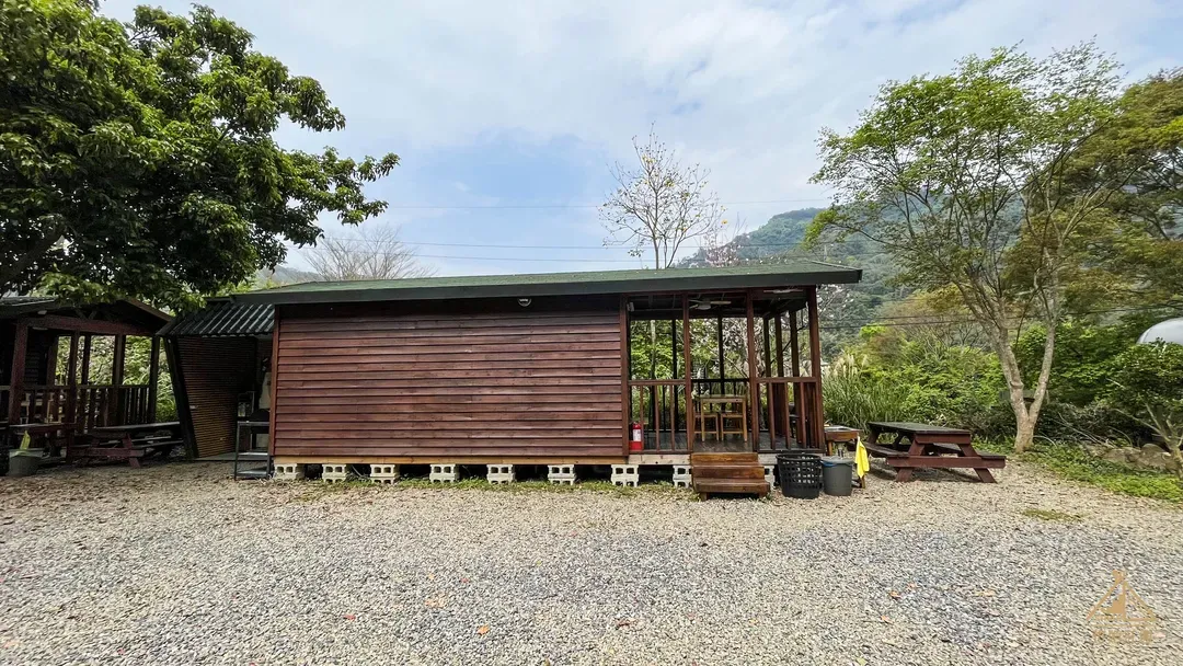 拾階莊園｜豪華露營車、小木屋、近內灣老街