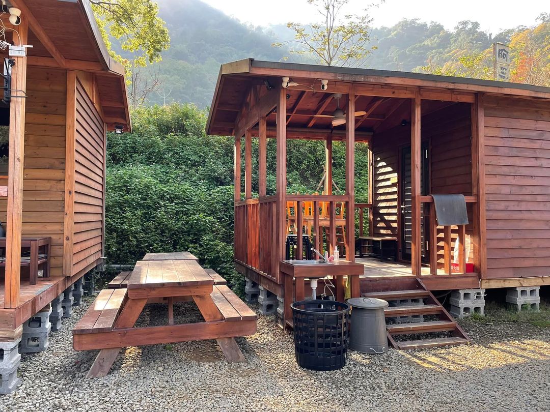 拾階莊園｜豪華露營車、小木屋、近內灣老街