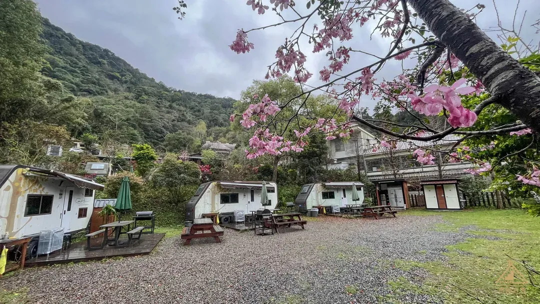 拾階莊園｜豪華露營車、小木屋、近內灣老街