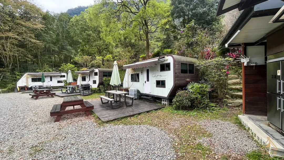 拾階莊園｜豪華露營車、小木屋、近內灣老街