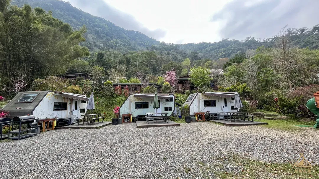 拾階莊園｜豪華露營車、小木屋、近內灣老街