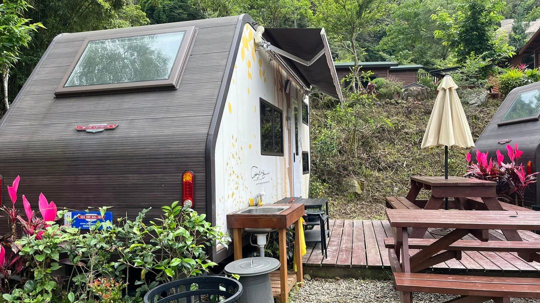 拾階莊園｜豪華露營車、小木屋、近內灣老街