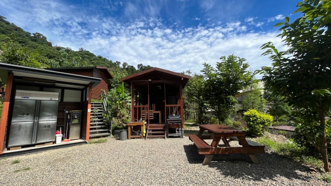 拾階莊園｜豪華露營車、小木屋、近內灣老街