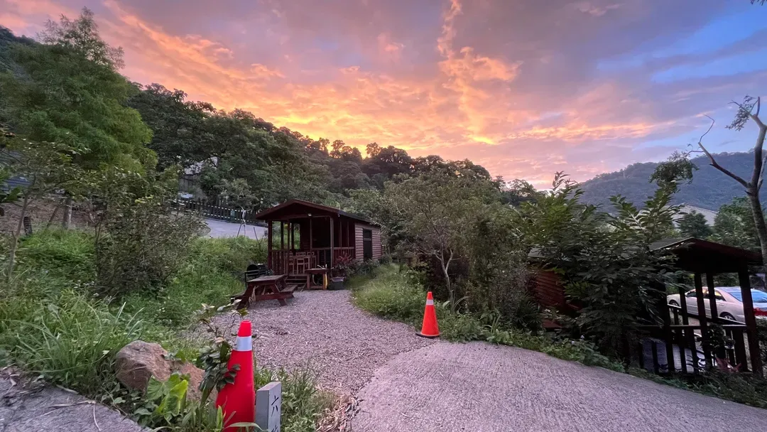 拾階莊園｜豪華露營車、小木屋、近內灣老街