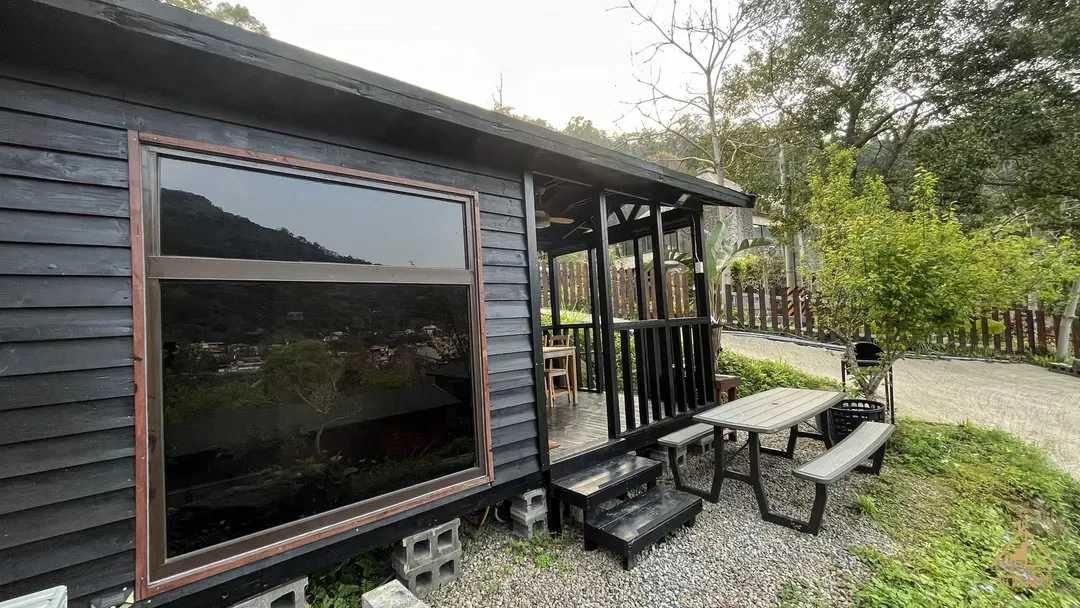 拾階莊園｜豪華露營車、小木屋、近內灣老街