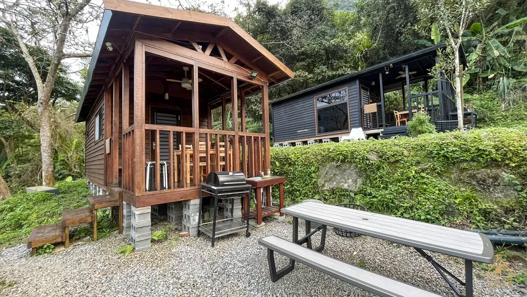 拾階莊園｜豪華露營車、小木屋、近內灣老街