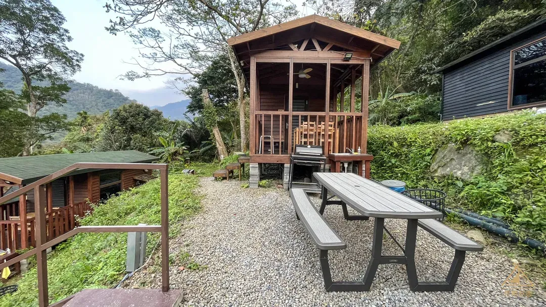 拾階莊園｜豪華露營車、小木屋、近內灣老街