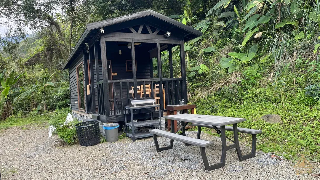 拾階莊園｜豪華露營車、小木屋、近內灣老街
