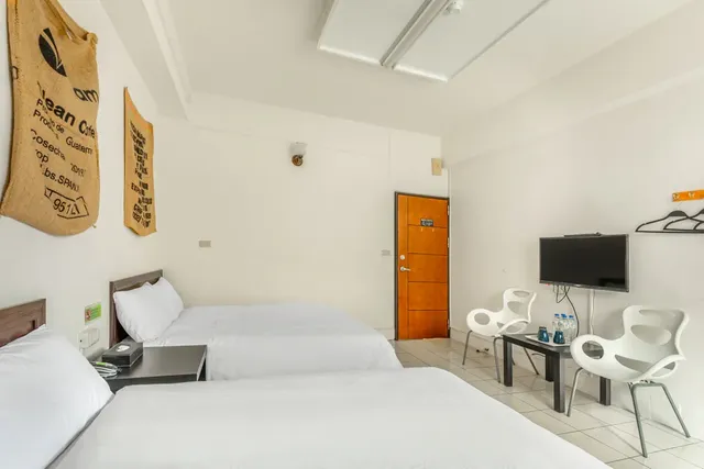 Forever Happiness Hostel-Classic Quadruple Room-5