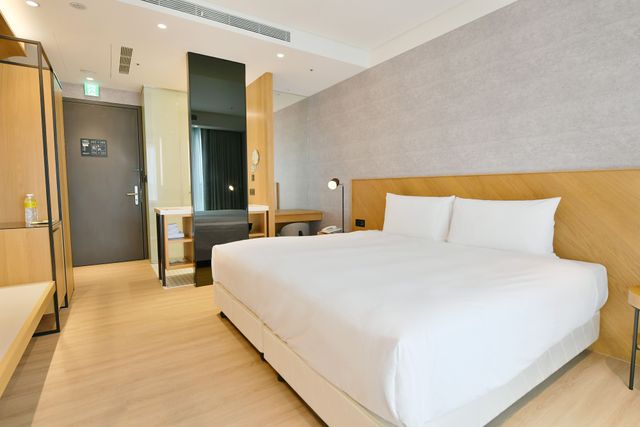 CHECK inn Select New Taipei Sanchong Waterfront｜新規オープン-Classic Double Room with Balcony-3