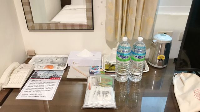 信然文旅-首學｜緊鄰台南海安路商圈/神農街-標準雙人房-無窗｜附浴缸-4