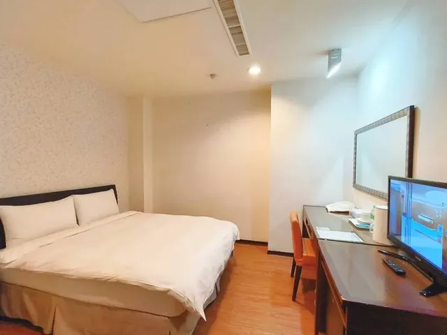 信然文旅-首學｜緊鄰台南海安路商圈/神農街-標準雙人房-無窗｜附浴缸-3