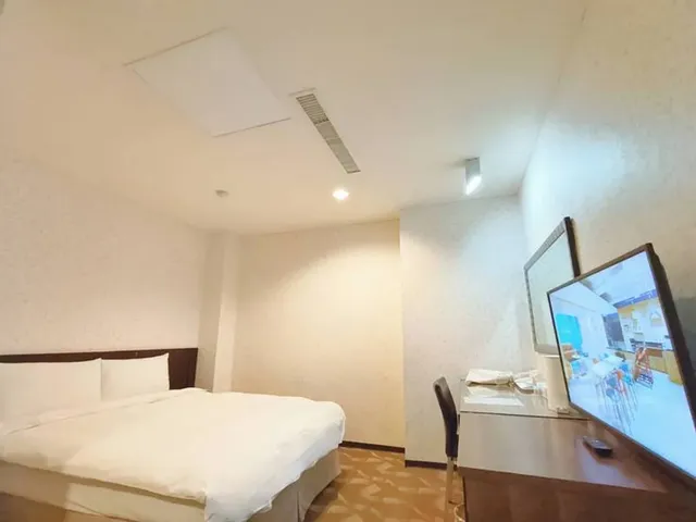 信然文旅-首學｜緊鄰台南海安路商圈/神農街-標準雙人房-無窗｜附浴缸-2