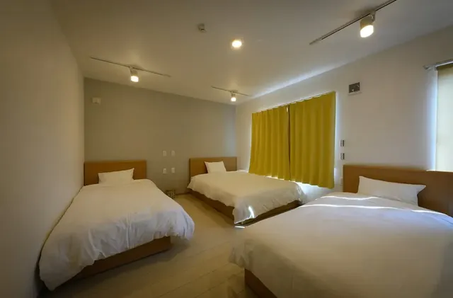 寝室は２つ、各部屋にダブルベッド１台、シングルベッド２台