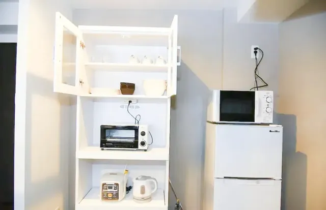 戸棚に食器類と家電あります