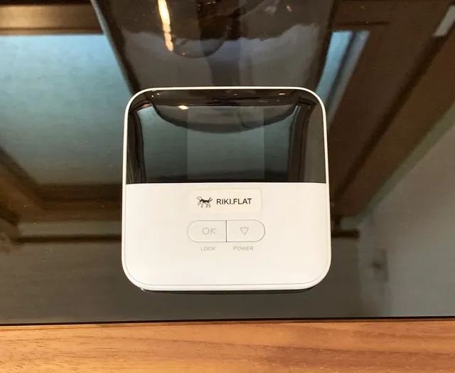 部屋WiFiとは別に、ポケットWiFもご用意。外でご利用いただけます。（ポケットWiFIは3日で10GBの制限がございます。）