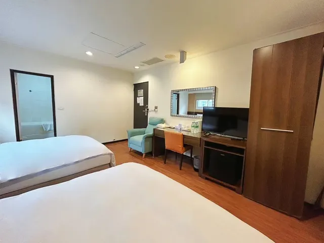 信然文旅-首學｜緊鄰台南海安路商圈/神農街-標準四人房｜附浴缸-4