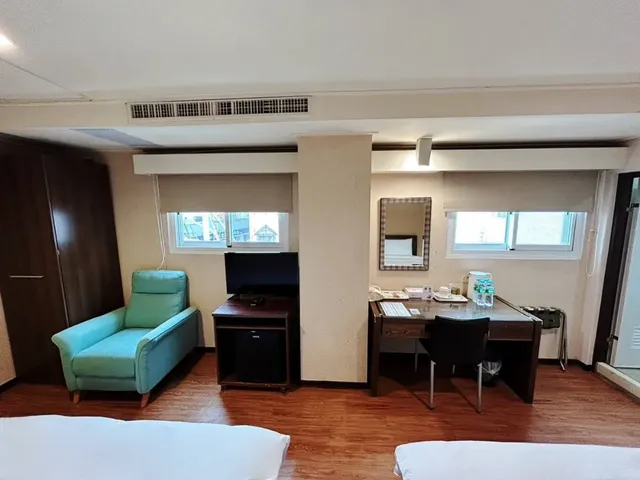 信然文旅-首學｜緊鄰台南海安路商圈/神農街-標準四人房｜附浴缸-2