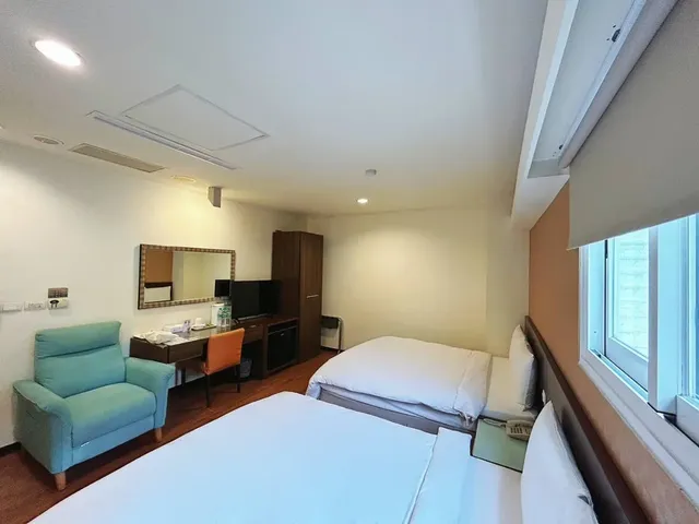 信然文旅-首學｜緊鄰台南海安路商圈/神農街-標準四人房｜附浴缸-3