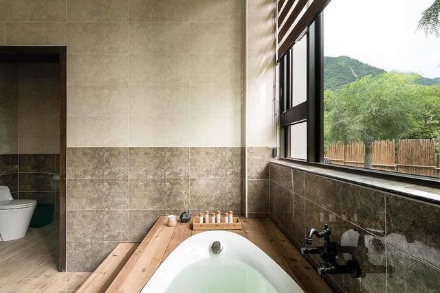 Deep Soaking Bathtub