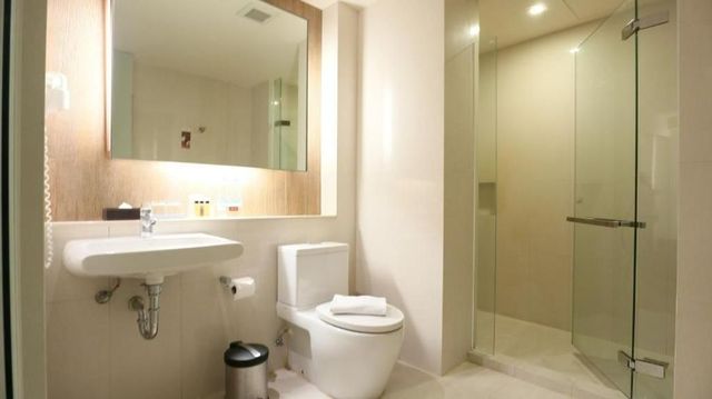 On 8 Sukhumvit Nana Bangkok-Saffron Premier King Room (Room only)-3