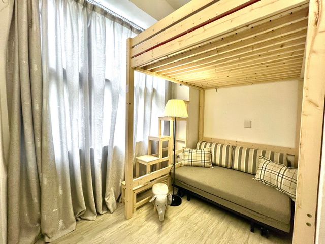 愛樂-黑貓館｜緊鄰大東夜市-英倫風情2~4人套房(可加床)(自助入住，請一定要加賴以取得入住步驟）-1