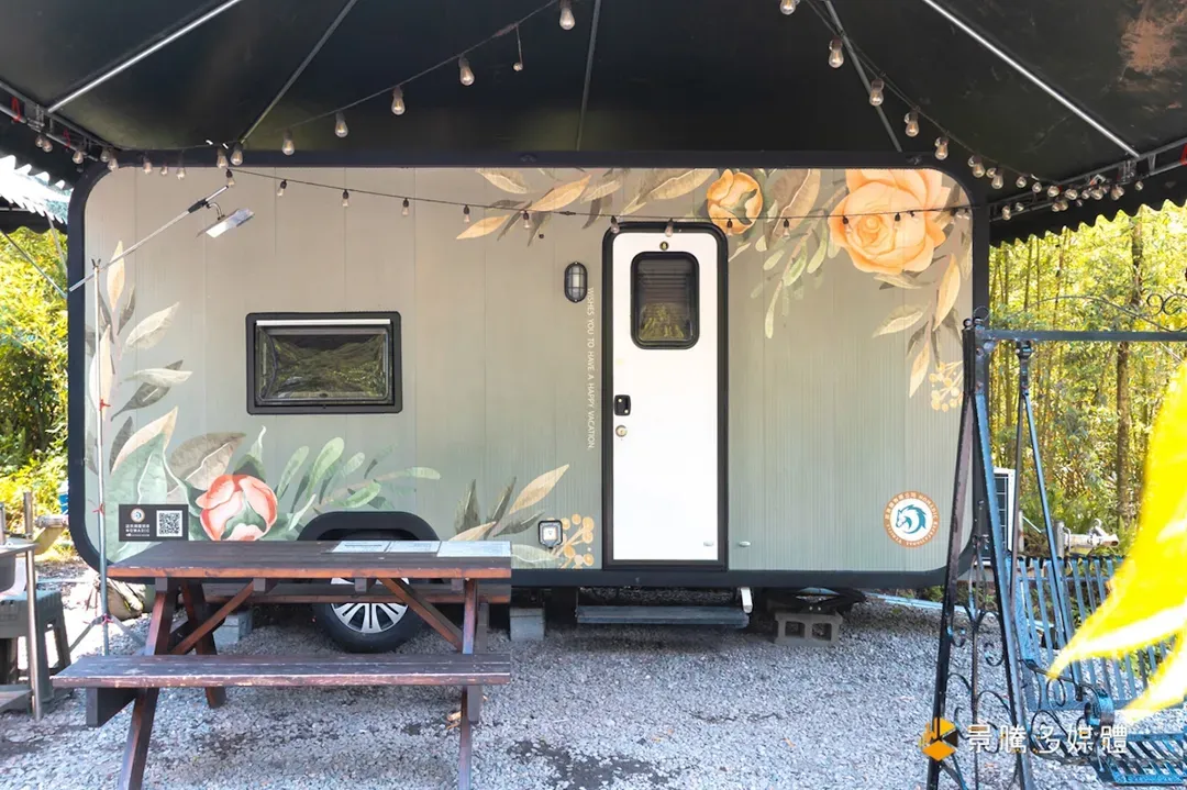 Tai  Ping  Shan  Camper  Van
