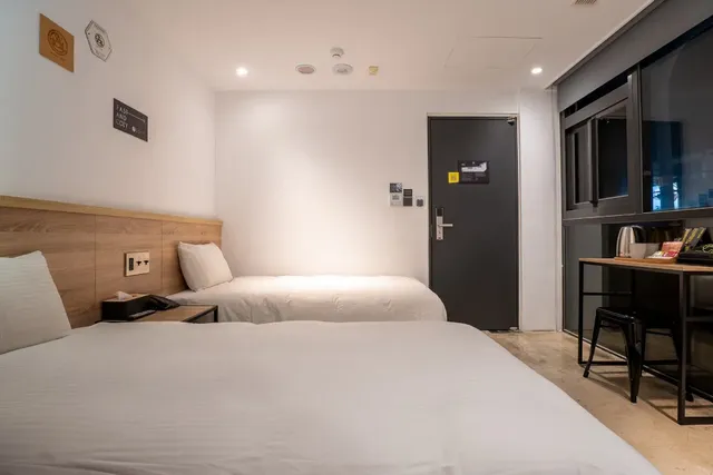 CHASE Hotel-Superior Twin Room-8
