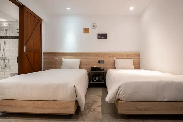 CHASE Hotel-Superior Twin Room-4