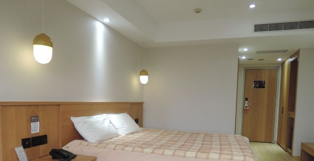 Hamilton Hotel-Deluxe Double Room-4