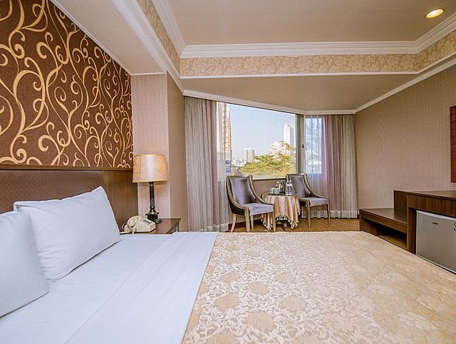 Hamilton Hotel-Deluxe Double Room-2