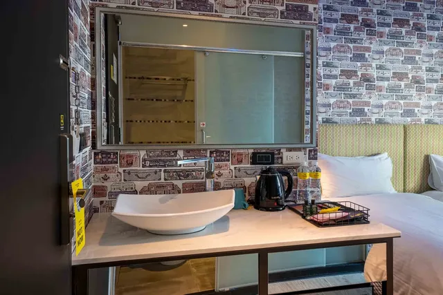 CHECK inn Taichung Ziyou-Classic Twin Room-11