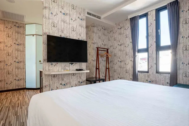 CHECK inn Taichung Ziyou-Superior Double Room with City View-6