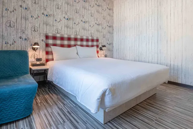 CHECK inn Taichung Ziyou-Superior Double Room with City View-3