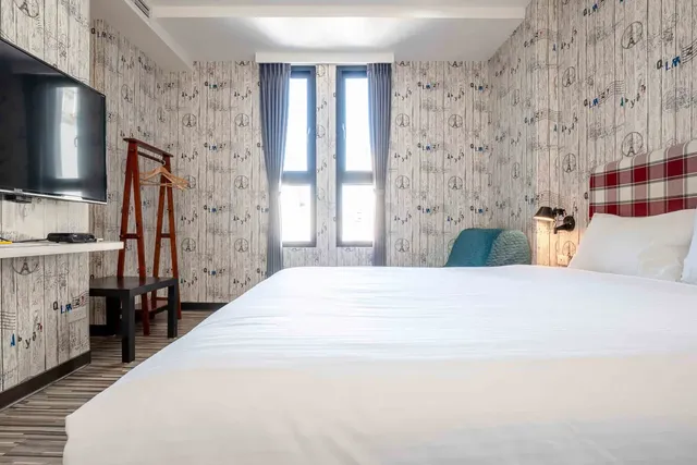 CHECK inn Taichung Ziyou-Superior Double Room with City View-4