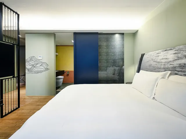 Check inn Hive-Deluxe Double Suite-5