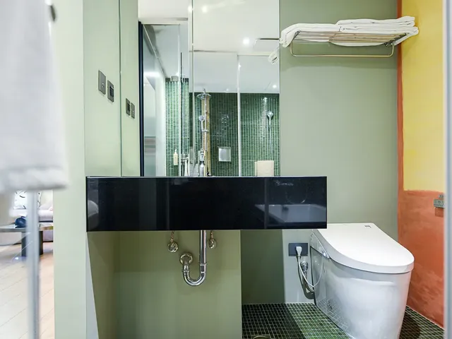 Check inn Hive-Deluxe Double Suite-15