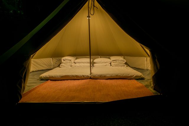 原版鐘型帳，可住4-6人，1人1枕1被