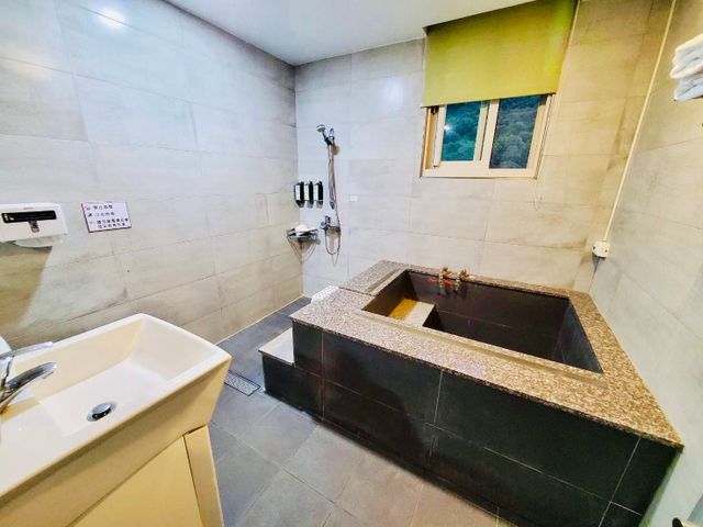 Slow Wow Hot Spring Hotel-Economy Quadruple Room-4