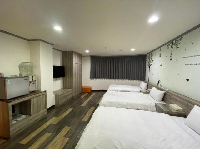 A22薇旅-薇恩時尚旅店｜無人自助旅店-活力三人房-1