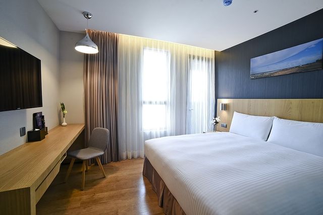 新北驛德世紀酒店 l 四星級、有窗房-經典雙人房 (一大床) -1