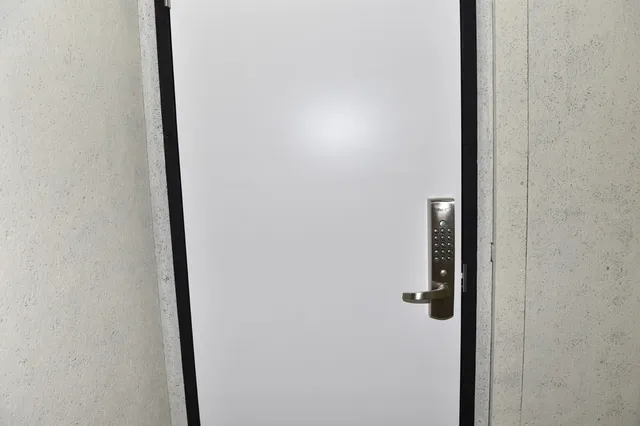 Dのドアを開けると二枚目のドアがあります